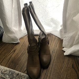 Tan leather boots very comfortable with a 1 1/4 in heel come up mid calf